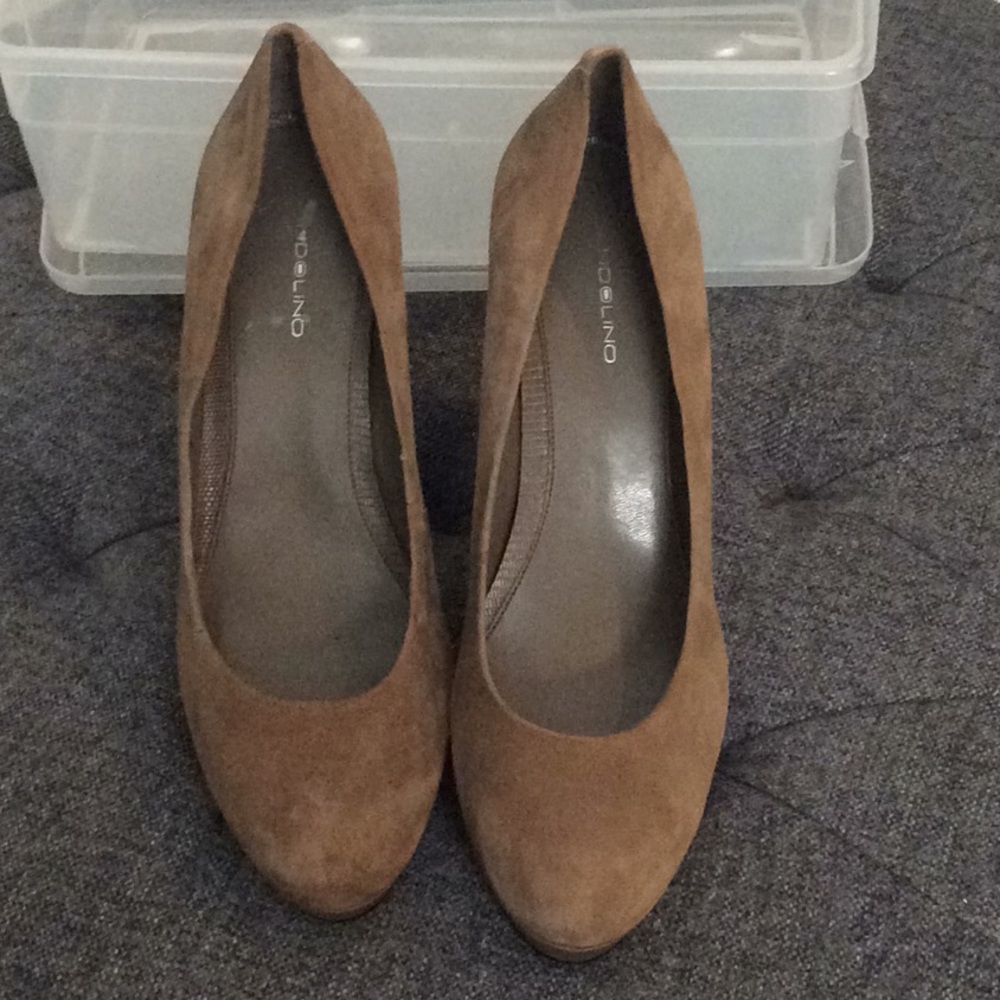 NWOT. Ladies Bandolino Suede Heels
